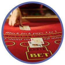 Dealer delar ut kort i casino kortspel