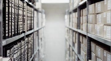 Hyllor med dokument i ett arkiv