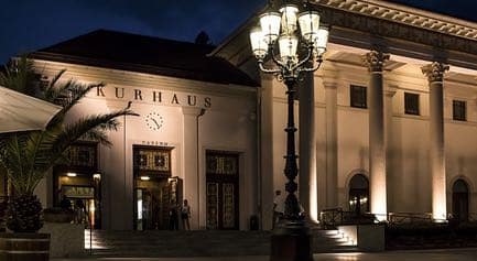 Kvällsbild på ingången till Baden-Baden casino
