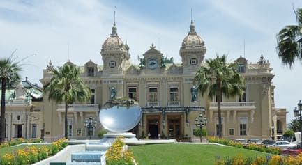 Casino de Monte Carlo och en bit av trädgården i dagsljus
