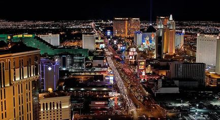 Las Vegas stora casinogata The Strip fotat från ovan på kvällen