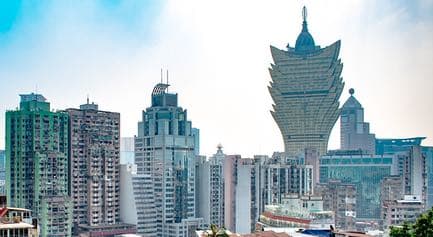 Stadsbild med byggnader och casinon i Macao. Man ser bland annat Grand Lisboa casino.