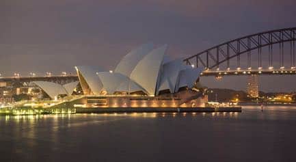 Bild på Sydney Opera House i kvällsljus