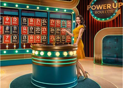 Bild på studion i PowerUP roulette. En spelvärd står vid roulettehjulet och pekar mot skärmväggen där man kan se vilka multiplikatorer de olika numren fått i bonusrundan.