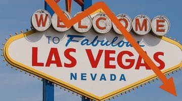 Bild på den berömda Las Vegas-skylten där det står: "Welcome to fabulous Las Vegas Nevada". Över bilden finns en pil som visar en nedåtgående trend. Pilen ska illustrera att antalet besökare går ner.