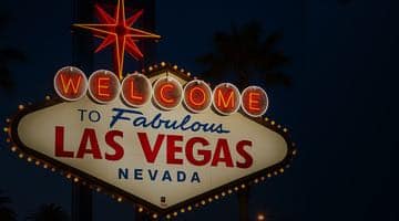 Den berömda välkomstskylten till Las Vegas i kvällsljus