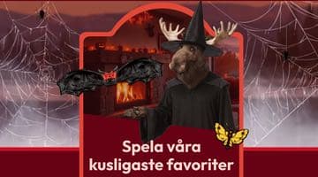 En älg utklädd till häxa står framför en brasa. Bredvid älgen syns en fladdermus. I bakgrunden finns spindelnät. Texten "Spela våra kusligaste favoriter" står längst ner i bilden.
