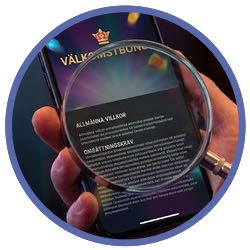 Bild som visar en person som läser de finstilta bonusvillkoren i mobilen för en slotbonus. Personen håller ett förstoringsglas över texten för att kunna läsa den bättre