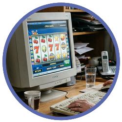 Bild på en äldre datorskärm där någon spelar slots online