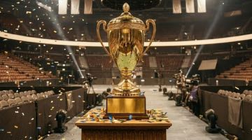 Konfetti regnar ner över en guldpokal
